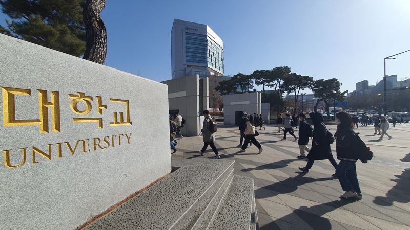 2일 오전 10시께 서울 서대문구 연세대학교 입구에서 개강을 맞은 학생들이 등교하고 있다. 사진=노유정 기자