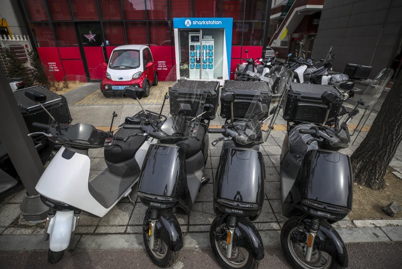 [광명=뉴시스] 경기 광명시에 위치한 한 배달대행 업체 앞에 전기 오토바이가 세워져 있다. 2022.02.28. jhope@newsis.com