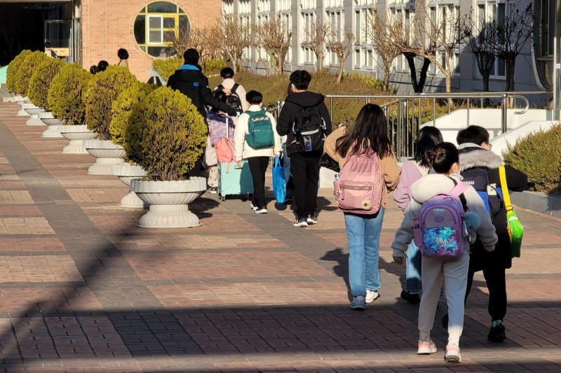 [대구=뉴시스] 이상제 기자 = 2일 오전 남구 봉덕동 봉덕초등학교에서 학생들이 등교하고 있다. 2023.03.02. king@newsis.com *재판매 및 DB 금지