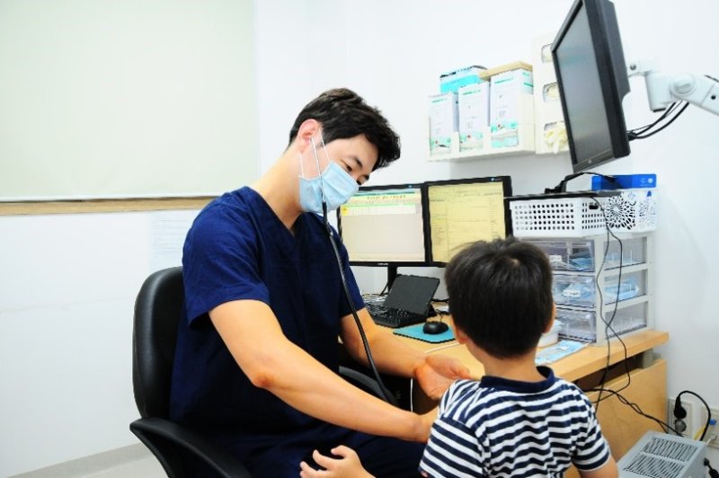 의료진이 소아 환자를 진료하고 있다. 뉴시스 제공