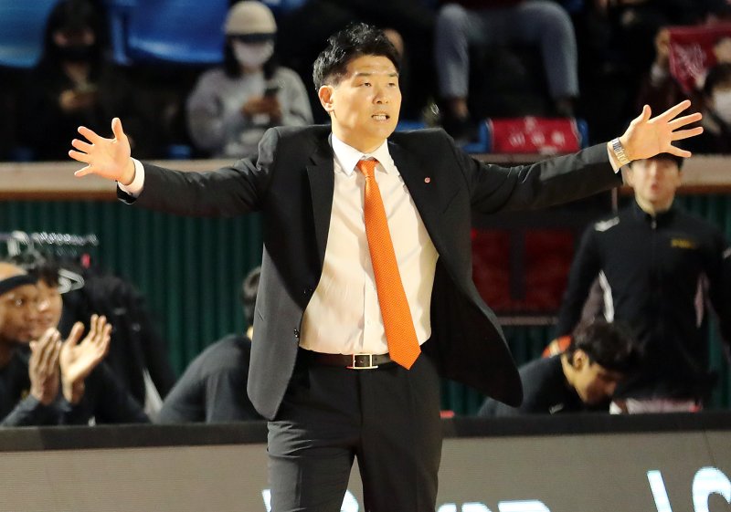 12일 오후 서울 송파구 잠실학생체육관에서 열린 'SKT 에이닷 프로농구 2022-2023 KBL' 서울 SK 나이츠와 창원 LG 세이커스의 경기에서 LG 조상현 감독이 선수들에게 작전 지시를 내리고 있다. 2023.2.12/뉴스1 ⓒ News1 이동해 기자