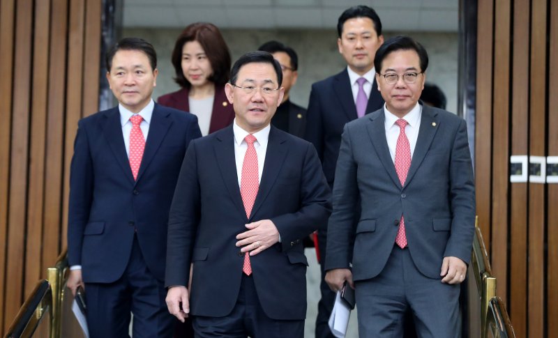 [서울=뉴시스] 추상철 기자 = 주호영 국민의힘 원내대표를 비롯한 지도부들이 28일 오전 서울 여의도 국회에서 열린 원내대책회의에 참석하고 있다. 2023.02.28. scchoo@newsis.com