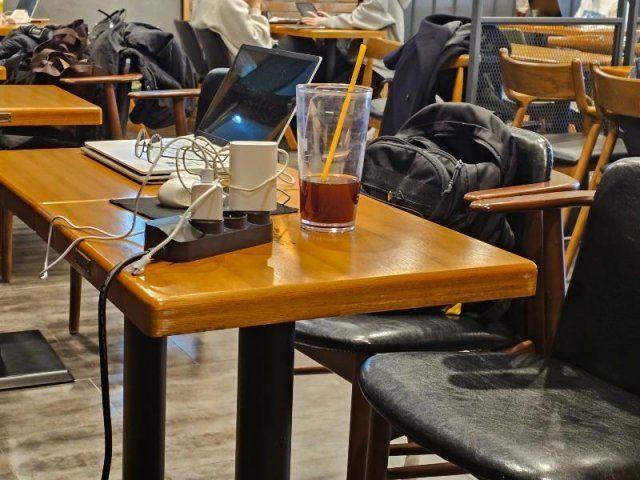 한 카페에서 멀티탭 등을 이용해 전자기기를 충전하고 있는 모습. 출처=보배드림