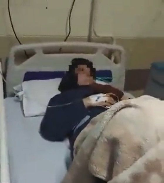지난해 11월말부터 이란 주요 도시 여학교에서 독가스에 중독되는 사건이 발생하고 있다. 1일 현재 사망자는 없지만 700여명이 크고 작은 증상에 시달리는 것으로 알려졌다. 중독된 여학생이 병원에 입원한 모습. 출처=트위터