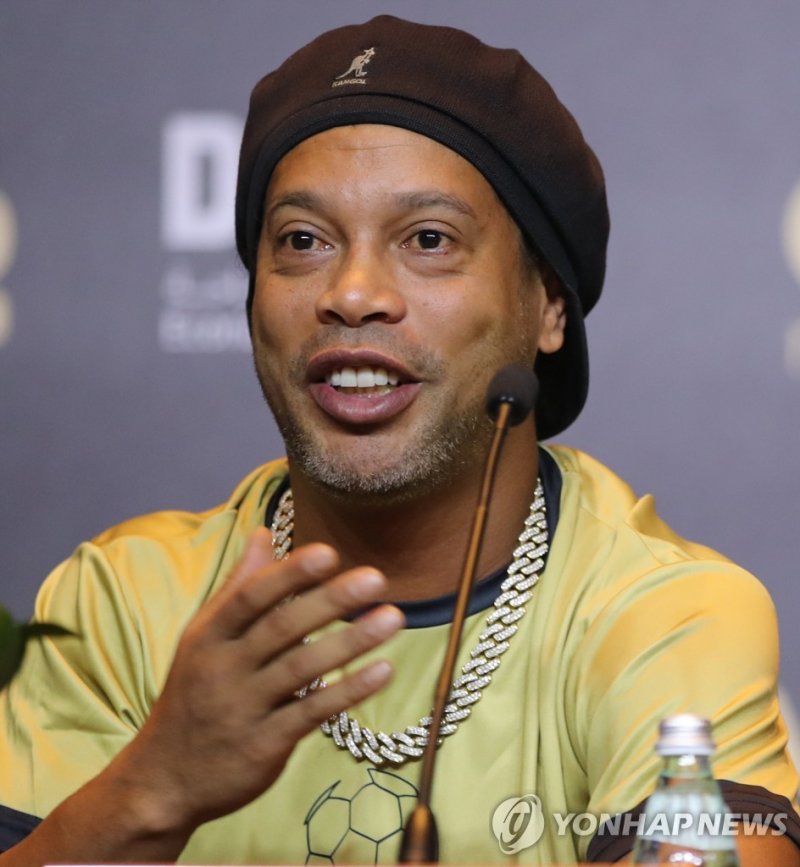 호나우지뉴(자료사진). epa09942323 Former soccer player Ronaldinho attends a press conference ahead of the OmegaPro Legends Cup exhibition soccer match at Armani Arab luxury hotel in the Gulf emirate of Dubai, United Arab Emirates, 12 May 2022. EPA/ALI HAIDER