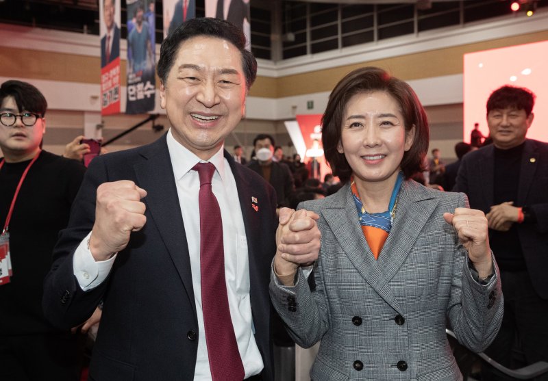 김기현 국민의힘 당대표 후보와 나경원 전 의원이 지난달 28일 오후 대구 북구 엑스코에서 열린 국민의힘 제3차 전당대회 대구·경북 합동연설회에 앞서 포즈를 취하고 있다. ⓒ News1 이재명 기자