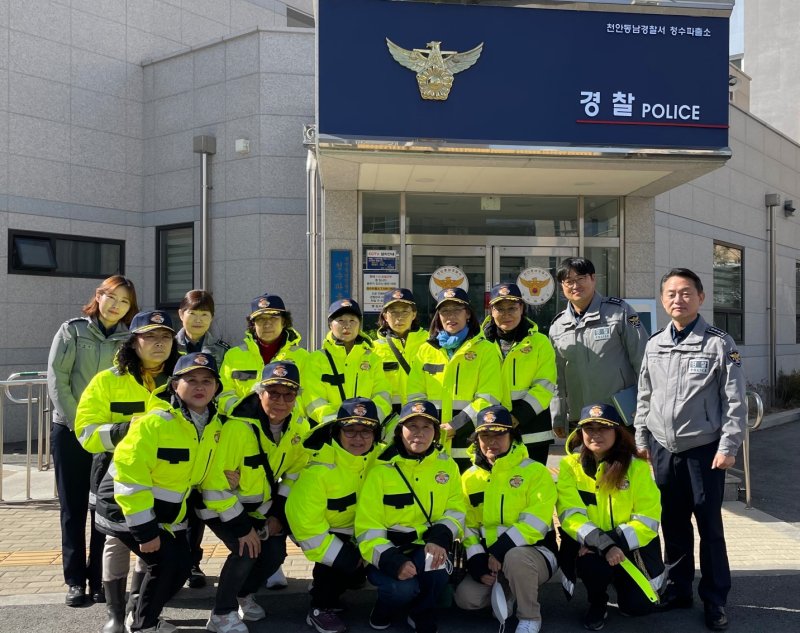 천안 동남경찰서는 지난 2일 아동들의 교통사고 예방을 위한 '아동안전지킴이' 발대식을 열었다. (사진=천안동남경찰서 제공) 2023.03.03. photo@newsis.com *재판매 및 DB 금지