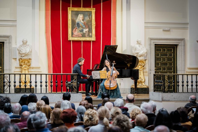 [서울=뉴시스]첼리스트 최하영이 지난 2일(현지시간) 스페인 마드리드 최고 예술교육기관으로 꼽히는 산 페르난도 왕립미술원 콘서트홀에서 연주하고 있다. (사진=주스페인한국문화원 제공) 2023.03.03. photo@newsis.com *재판매 및 DB 금지