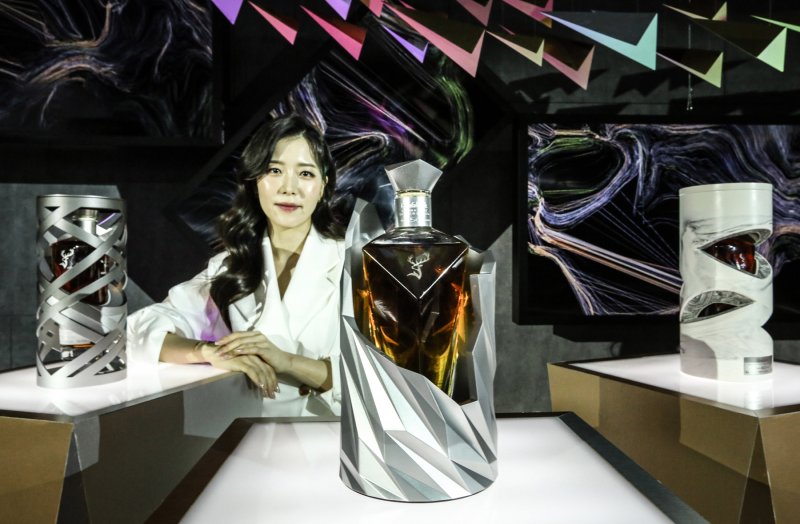 3일 윌리엄그랜트앤선코리아는 서울 강남구 앤헤이븐에서 글렌피딕 타임 컬렉션 출시행사를 열었다. 글렌피딕 30년, 50년, 40년(왼쪽부터) 3종으로 구성된 타임컬렉션은 각각 간직된 시간, 동시적 시간, 축적된 시간이라는 의미를 담아 생산됐다. 윌리엄그랜트앤선즈코리아 제공