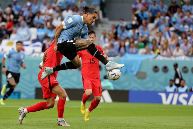 다윈 누녜스가 24일 오후(현지시간) 카타르 알라이얀 에듀케이션 시티 스타디움에서 열린 2022 카타르 월드컵 조별리그 H조 1차전 대한민국과 우루과이의 경기에서 상대문전을 향해 슛을 시도하고 있다. 2022.11.25/뉴스1 ⓒ News1 이광호 기자