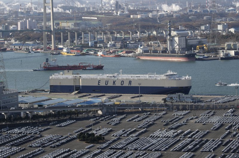 현대자동차 울산공장 야적장과 석유화학 공단 모습. ⓒ News1