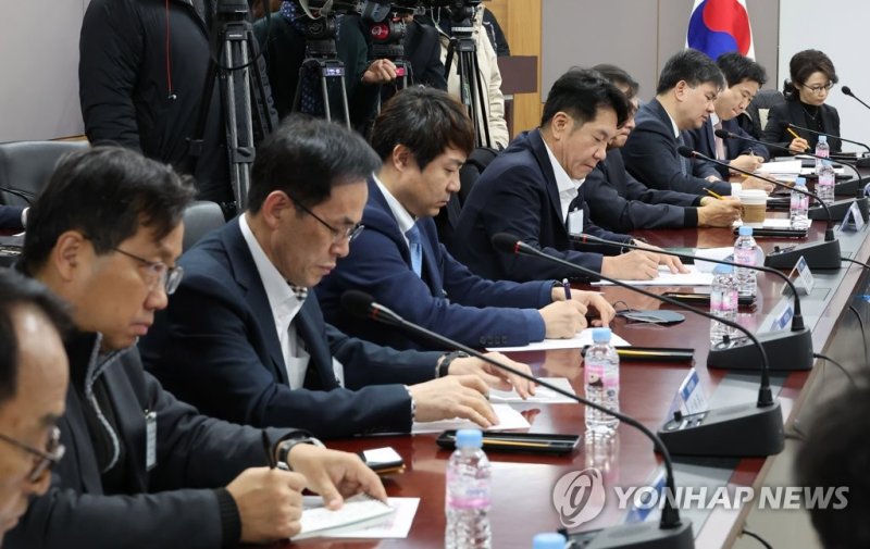 2월 22일 오전 정부서울청사 금융위원회에서 열린 '제1차 은행권 경영.영업관행.제도 개선 TF 회의'에 참석한 이호형 은행연합회 전무(왼쪽에서 다섯 번째) 등 유관기관 관계자들이 김소영 부위원장의 발언을 듣고 있다. 2023.2.22