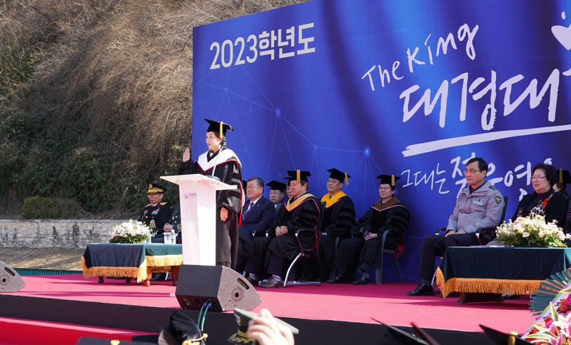 이채영 대경대학교 총장이 지난 2일 대면으로 개최한 '2023년 신입생 입학식'에서 축사를 하고 있다. 사진=대경대학교 제공