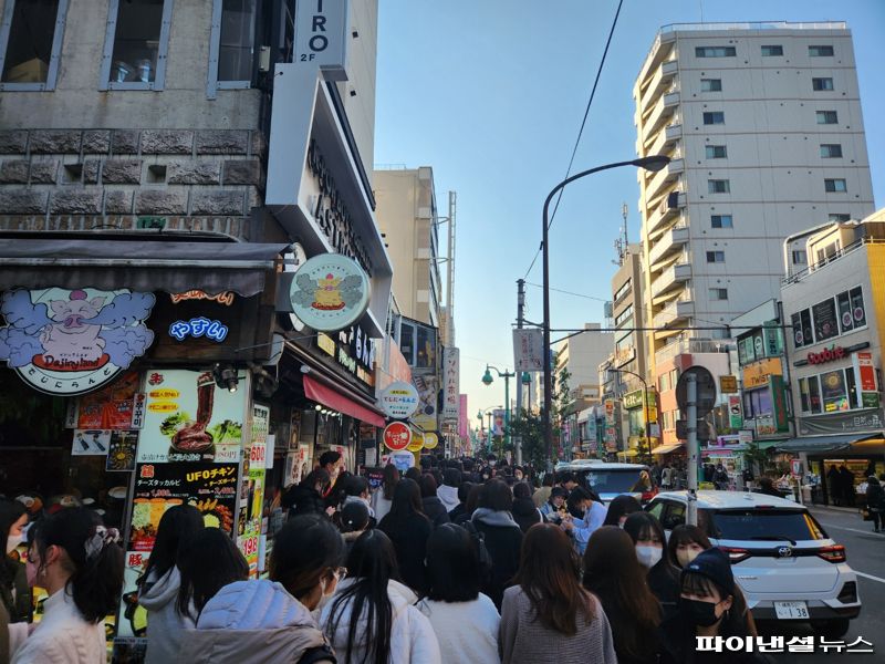 지난달 23일 기자가 방문한 일본 도쿄 한인타운 신오쿠보의 중심가로에는 한국문화를 체험하기 위해 모여든 일본인들로 가득했다. /사진=김동규 기자