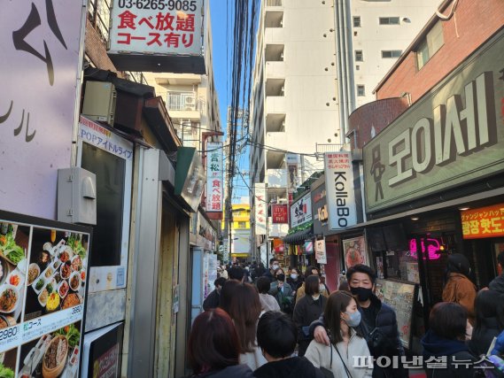 지난달 23일 기자가 방문한 일본 도쿄 한인타운 신오쿠보의 골목길에는 한국문화를 체험하기 위해 모여든 일본인들로 북적였다./사진=김동규 기자