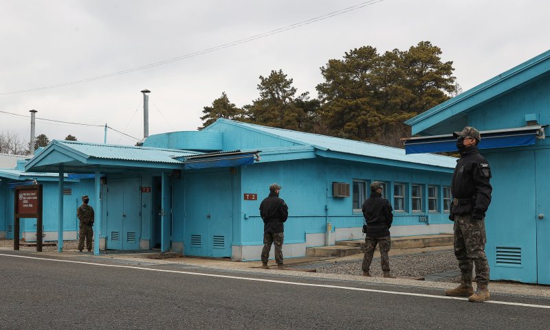 북한군 'JSA 비무장화'도 폐기, 판문점 근무자 권총 착용