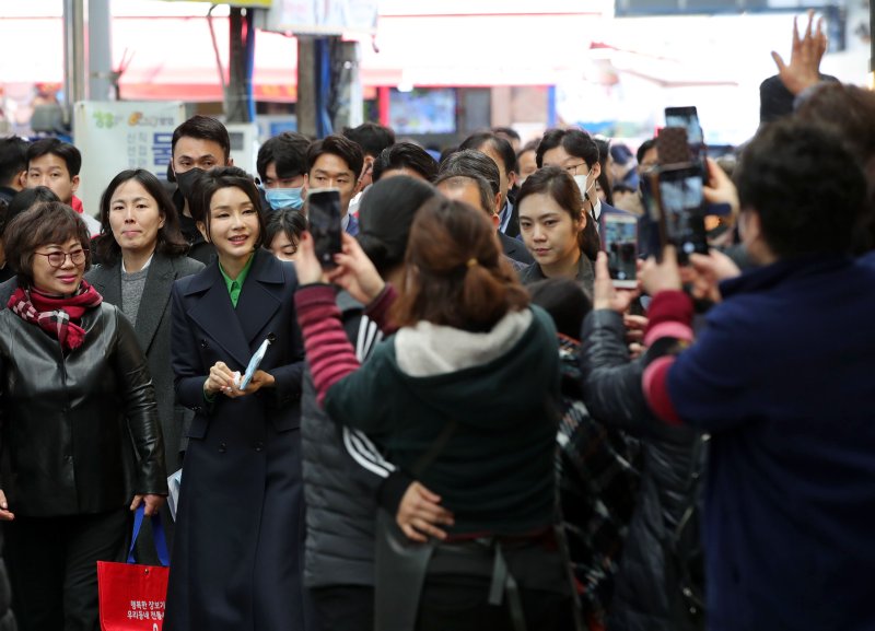 윤석열 대통령 부인 김건희 여사가 3일 경북 포항 죽도시장을 방문해 상인 및 시민들과 인사하고 있다. /사진=뉴시스