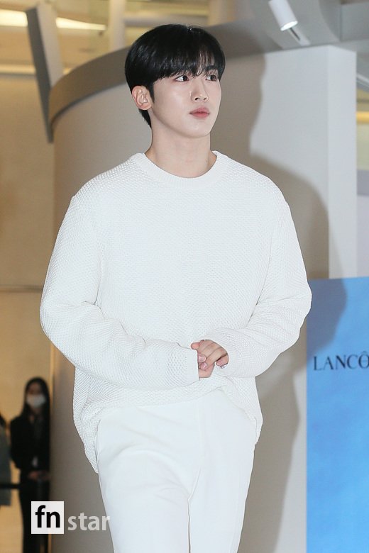 [포토] 위아이 김요한, '센터 비주얼의 위엄' - 헉스