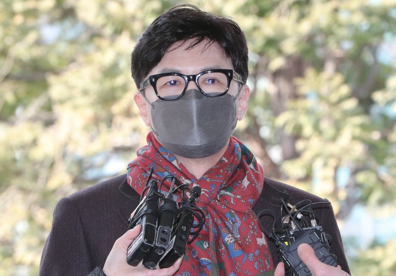 한동훈 사법연수원 부원장(검사장)이 27일 서울 마포구 서부지법에서 열린 유시민 전 노무현재단 이사장의 명예훼손 혐의 재판에 증인으로 출석하며 취재진의 질의에 답하고 있다. 2022.1.27/뉴스1 ⓒ News1 허경 기자