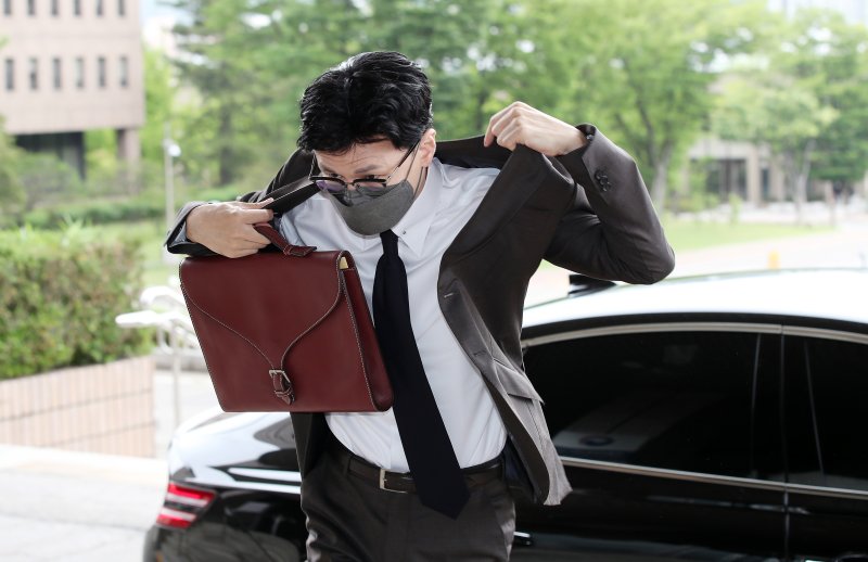 한동훈 법무부 장관이 20일 오전 경기도 정부과천청사 내 법무부 청사에 도착해 겉옷을 입고 있다. 2022.6.20/뉴스1 ⓒ News1 박지혜 기자