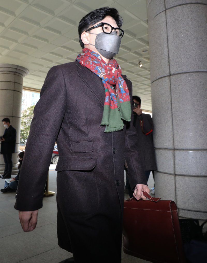 한동훈 사법연수원 부원장(검사장)이 27일 서울 마포구 서부지법에서 열린 유시민 전 노무현재단 이사장의 명예훼손 혐의 재판에 증인으로 출석하고 있다. 2022.1.27/뉴스1 ⓒ News1 허경 기자