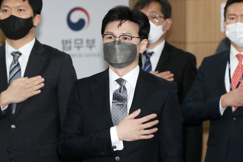 한동훈 법무부 장관이 17일 오후 경기 과천 법무부에서 열린 홍보대사 위촉식에 참석해 국민의례를 하고 있다. 2023.1.17/뉴스1 ⓒ News1 민경석 기자