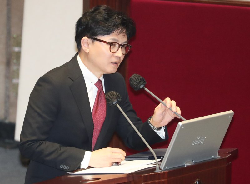 한동훈 법무부 장관이 6일 서울 여의도 국회에서 열린 정치·외교·통일·안보 분야 대정부질문에서 태영호 국민의힘 의원의 질의에 답하고 있다. 2022.2.6/뉴스1 ⓒ News1 허경 기자