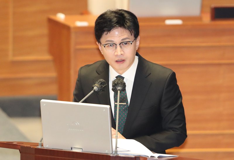 한동훈 법무부 장관이 8일 서울 여의도 국회에서 열린 교육·사회·문화 대정부질문에서 김민석 더불어민주당의 질의에 답하고 있다. 2022.2.8/뉴스1 ⓒ News1 허경 기자