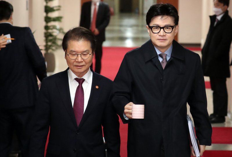 한동훈 법무부 장관과 이정식 고용노동부 장관이 14일 오전 서울 종로구 세종대로 정부서울청사에서 열린 국무회의에 참석하며 대화하고 있다. 2023.2.14/뉴스1 ⓒ News1 김명섭 기자