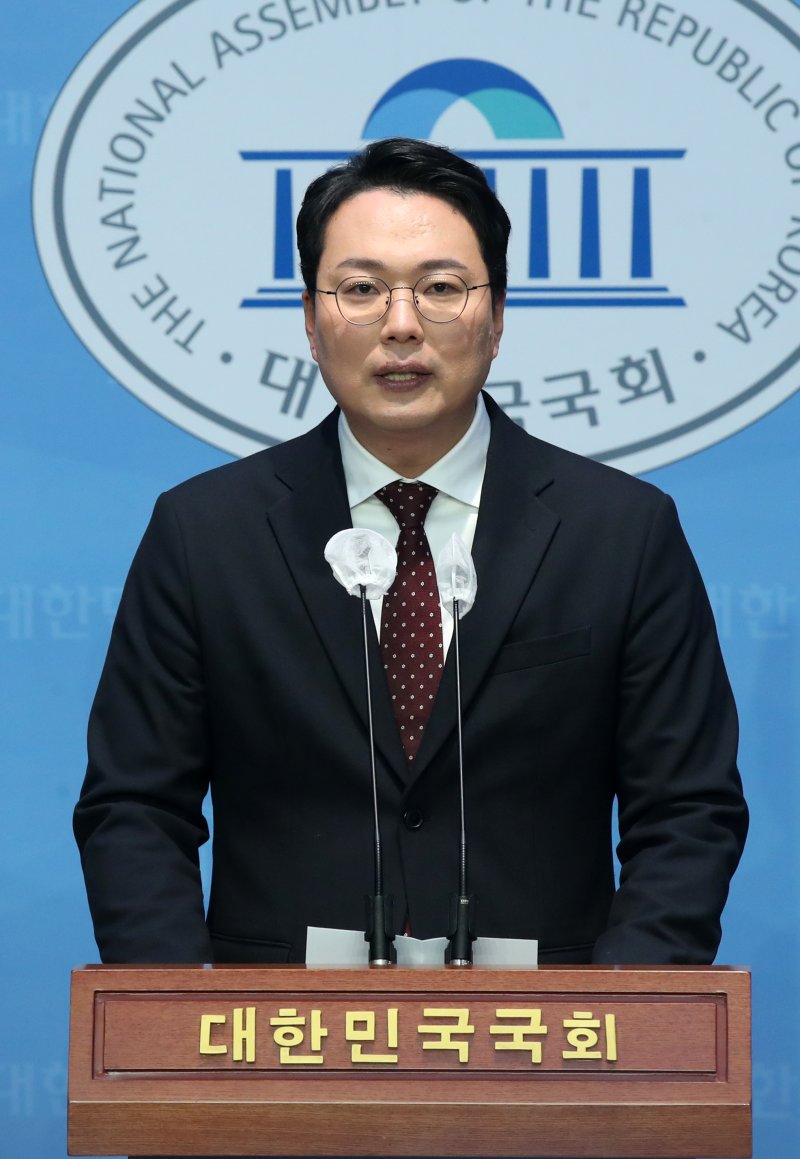 [서울=뉴시스] 고범준 기자 = 천하람 국민의힘 당대표 후보가 26일 오전 서울 여의도 국회 소통관에서 총선 공천권 개혁 방안 관련 기자회견을 하고 있다. 2023.02.26. bjko@newsis.com