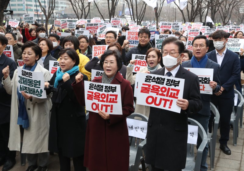 [서울=뉴시스] 고승민 기자 = 이재명 더불어민주당 대표가 삼일절인 1일 서울광장에서 한일역사정의평화행동, 6.15남측위원회 주최로 열린 104주년 3.1절 범국민대회에 참석해 구호를 외치고 있다. 2023.03.01. kkssmm99@newsis.com