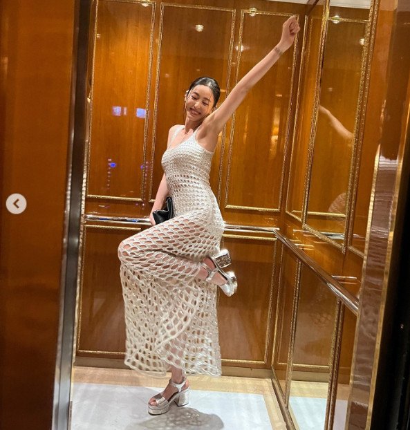'과감 패션' 이다희, 엘리베이터에서 그물 치마 드레스 입고…볼륨 몸매 [N샷]