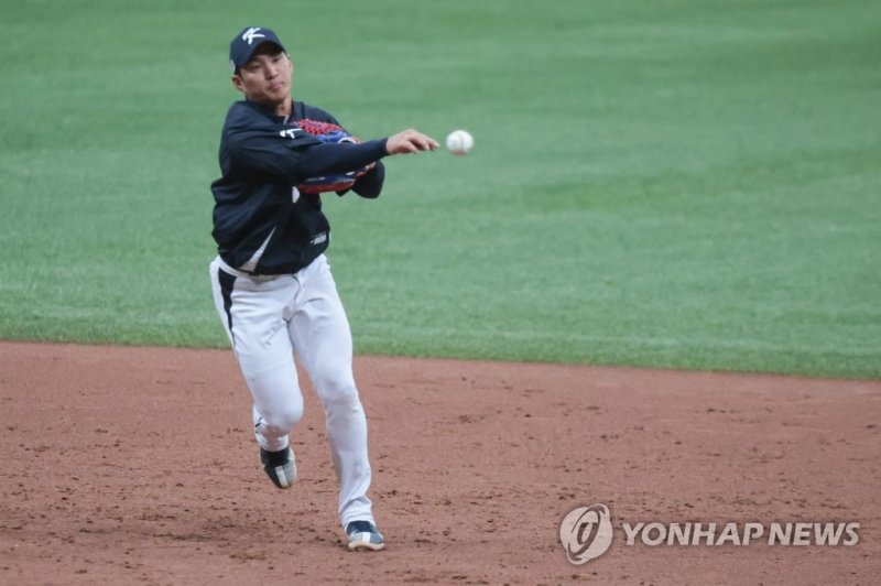 대표팀은 오지환이 있어 최정의 컨디션 난조에도 내야수비에는 큰 문제가 없다. /연합뉴스