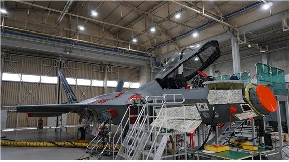 AESA 레이다를 장착해 점검 중인 KF-21 시제 3호기 방위사업청 제공