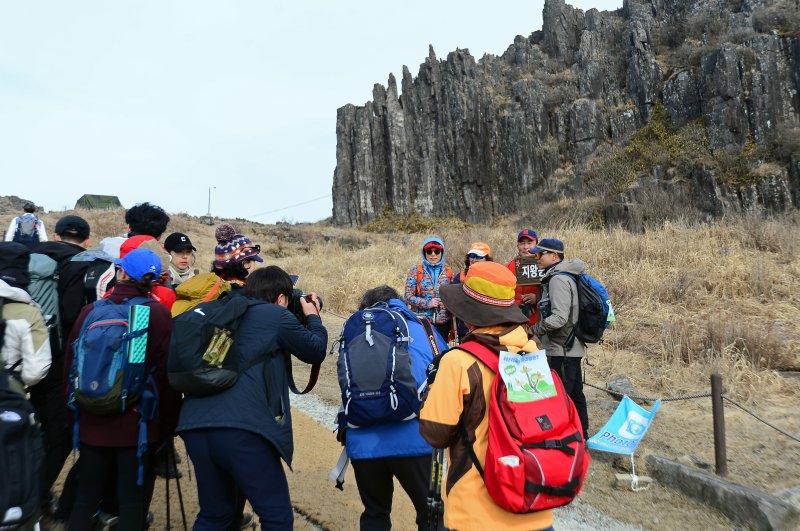 올해 첫 정상 개방 행사가 열린 4일 오전 광주 무등산 국립공원 지왕봉 일대가 탐방객들로 붐비고 있다. 2023.3.4/뉴스1 ⓒ News1 이승현 기자