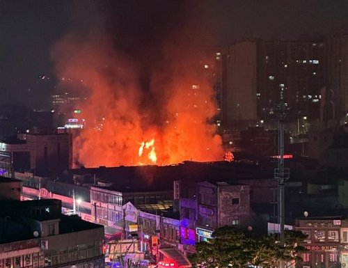 인천 현대시장 대형 화재...점포 55곳 태우고 2시간 50분만에 완진