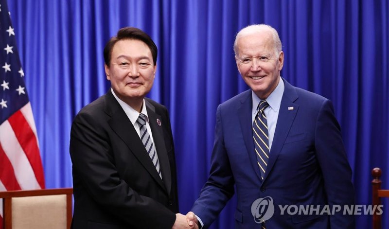 President of South Korea's Yoon Suk-yeol, U.S. President Joe Biden (R) hold a meeting during ASEAN in Phnom Penh, Cambodia on November 13, 2022. Photo by President of South Korea Press Office / UPI /사진=연합뉴스