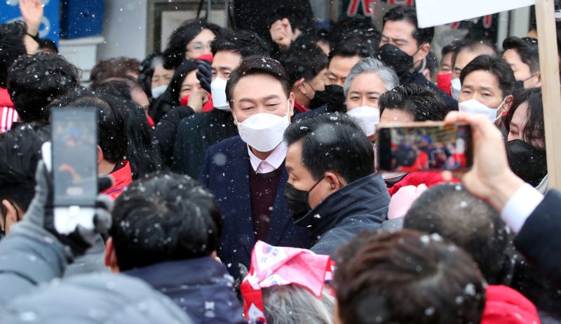 윤석열 국민의힘 대선 후보가 16일 오전 광주 송정매일시장에서 열린 거점유세에 참석하고 있다. 2022.2.16/뉴스1 ⓒ News1 구윤성 기자