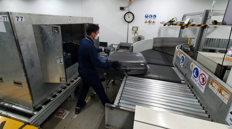 [서울=뉴시스] 홍찬선 기자 = 3일 오전 공항철도가 운영하는 서울역도심공항터미널에서 직원이 승객들의 수하물을 ULD(항공기에 싣기 용이하도록 설계한 용기)에 담고 있다. 2023.03.05 mania@newsis.com *재판매 및 DB 금지