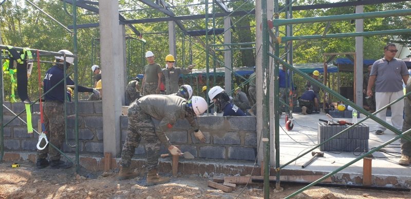 코브라골드 훈련에 참가한 우리 군 장병들이 태국 잔타부리 지역에서 초등학교 건물 건립 공사를 하고 있다.(해병대사령부 제공)