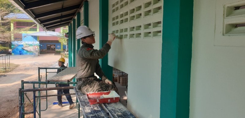 코브라골드 훈련에 참가한 우리 군 장병들이 태국 잔타부리 지역에서 초등학교 건물 건립 공사를 하고 있다.(해병대사령부 제공)
