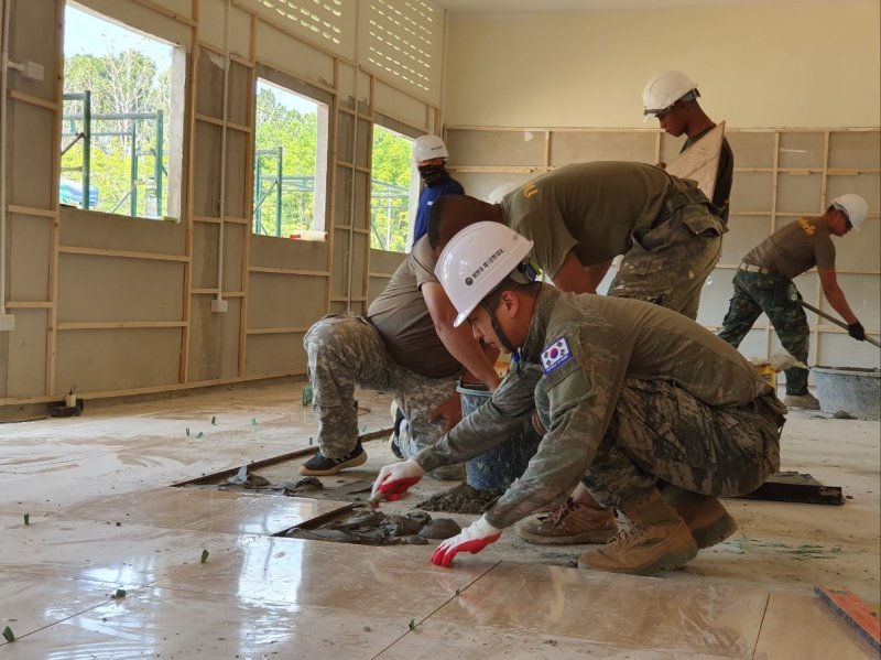 코브라골드 훈련에 참가한 우리 군 장병들이 태국 잔타부리 지역에서 초등학교 건물 건립 공사를 하고 있다.(해병대사령부 제공)