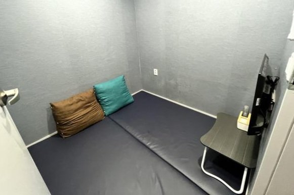 '청소년 출입' 허용한 룸카페 '적발' '청소년 출입' 허용한 룸카페 '적발' (대전=연합뉴스) 대전경찰청은 7일 청소년 출입·고용 금지 업소로 지정된 룸카페 합동점검을 벌여 청소년들을 출입시킨 지역 룸카페 3곳을 적발했다고 밝혔다. 적발 업소는 밀실에 침구류, 매트리스, 벽걸이형 TV 등을 설치 후 청소년을 대상으로 영업을 해온 것으로 확인됐다. 사진은 적발된 룸카페 내부·2023.2.7 [대전경찰청 제공. 재판매 및 DB 금지] coolee@yna.co.kr (끝)