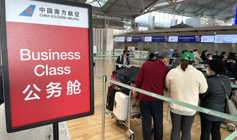 지난달 5일 인천국제공항 제1터미널 출국장에서 공항 이용객들이 중국항공편 탑승 수속을 위해 기다리고 있다. 뉴스 1