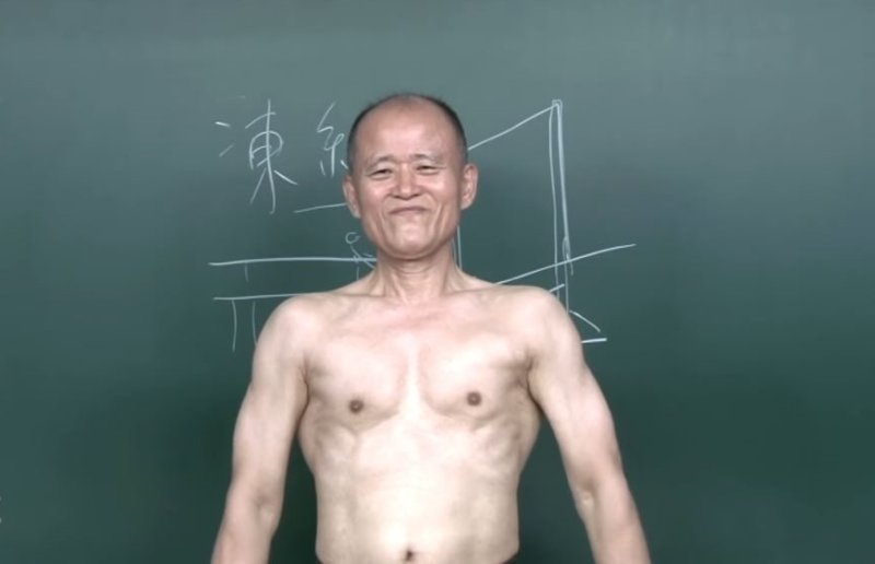 70대 중반의 도올 김용옥 전 한신대 석좌교수가 강의에서 건강한 근육질의 몸매를 자랑했다. (유튜브 '도올TV'')