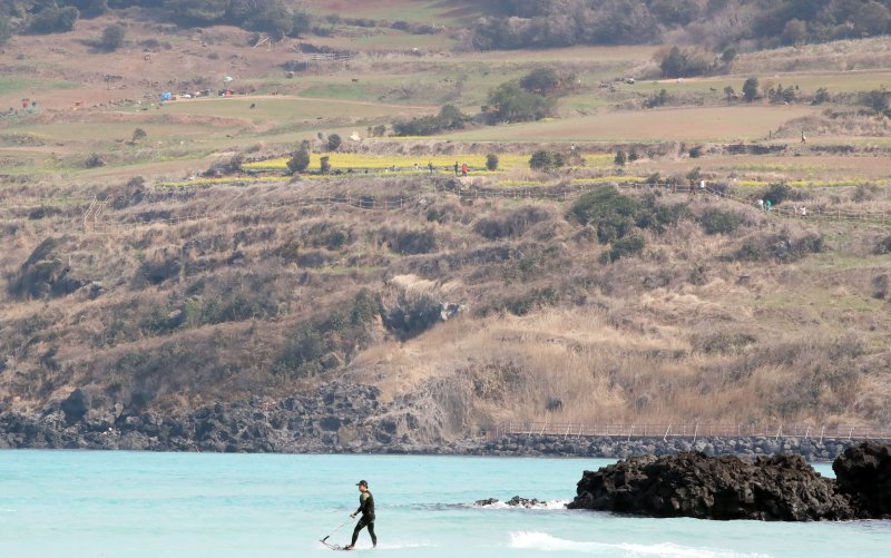 제주지역 낮 최고기온이 16도를 넘어선 5일 오전 제주시 조천읍 함덕해수욕장에서 관광객과 도민들이 여유를 즐기고 있다. 2023.3.5/뉴스1 ⓒ News1 오현지 기자