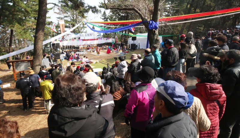 5일 오전 제주시 사라봉 칠머리당에서 제주 칠머리당 영등굿 보존회 주관으로 영등 송별대제가 봉행되고 있다. 풍요로운 한해를 비는 송별제는 음력 2월 초하루 제주도에 들어온 영등신을 떠나보내는 제의로, 칠머리당 영등굿은 2009년 유네스코 세계무형유산 대표목록으로 등재됐다. 2023.3.5/뉴스1 ⓒ News1 오현지 기자