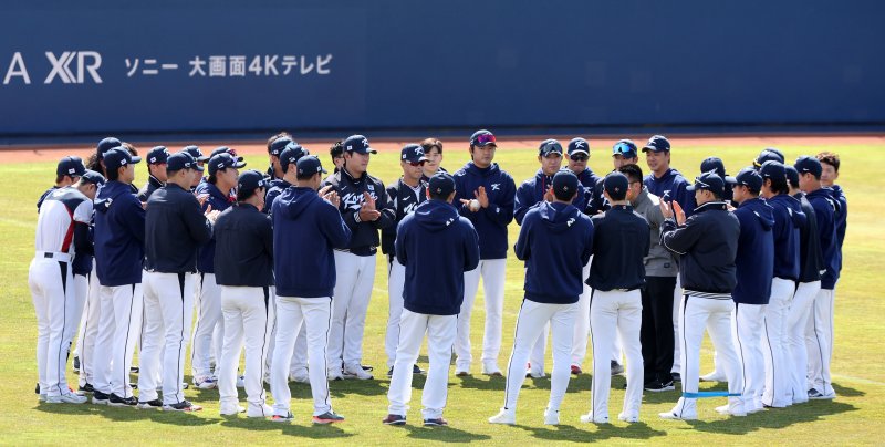 2023 월드베이스볼클래식(WBC)에 출전하는 야구 국가대표팀 선수들이 5일 오후 일본 오사카마이시마 버팔로스 스타디움에서 훈련 전 미팅을 하고 있다. 대표팀은 6일 일본 오사카 교세라돔에서 일본 프로야구 오릭스 버펄로스, 7일 같은 장소에서 한신 타이거스와 공식 연습경기를 치른 후 9일 일본 도쿄돔에서 호주와 본선 1라운드 첫 경기를 치른다. 2023.3.5/뉴스1 ⓒ News1 김진환 기자