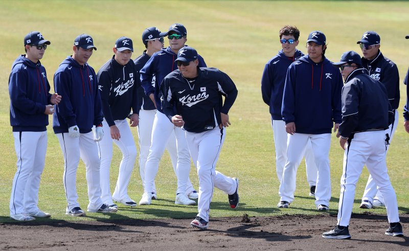 2023 월드베이스볼클래식(WBC)에 출전하는 야구 국가대표팀 김현수를 비롯한 야수들이 5일 오후 일본 오사카마이시마 버팔로스 스타디움에서 주루 훈련을 하고 있다. 대표팀은 6일 일본 오사카 교세라돔에서 일본 프로야구 오릭스 버펄로스, 7일 같은 장소에서 한신 타이거스와 공식 연습경기를 치른 후 9일 일본 도쿄돔에서 호주와 본선 1라운드 첫 경기를 치른다. 2023.3.5/뉴스1 ⓒ News1 김진환 기자