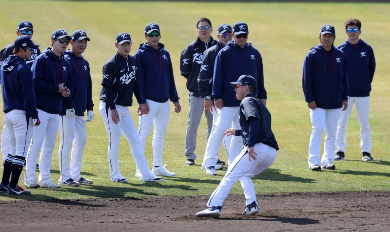 2023 월드베이스볼클래식(WBC)에 출전하는 야구 국가대표팀 선수들이 5일 오후 일본 오사카마이시마 버팔로스 스타디움에서 토미 현수 에드먼의 주루 훈련을 지켜보고 있다. 대표팀은 6일 일본 오사카 교세라돔에서 일본 프로야구 오릭스 버펄로스, 7일 같은 장소에서 한신 타이거스와 공식 연습경기를 치른 후 9일 일본 도쿄돔에서 호주와 본선 1라운드 첫 경기를 치른다. 2023.3.5/뉴스1 ⓒ News1 김진환 기자